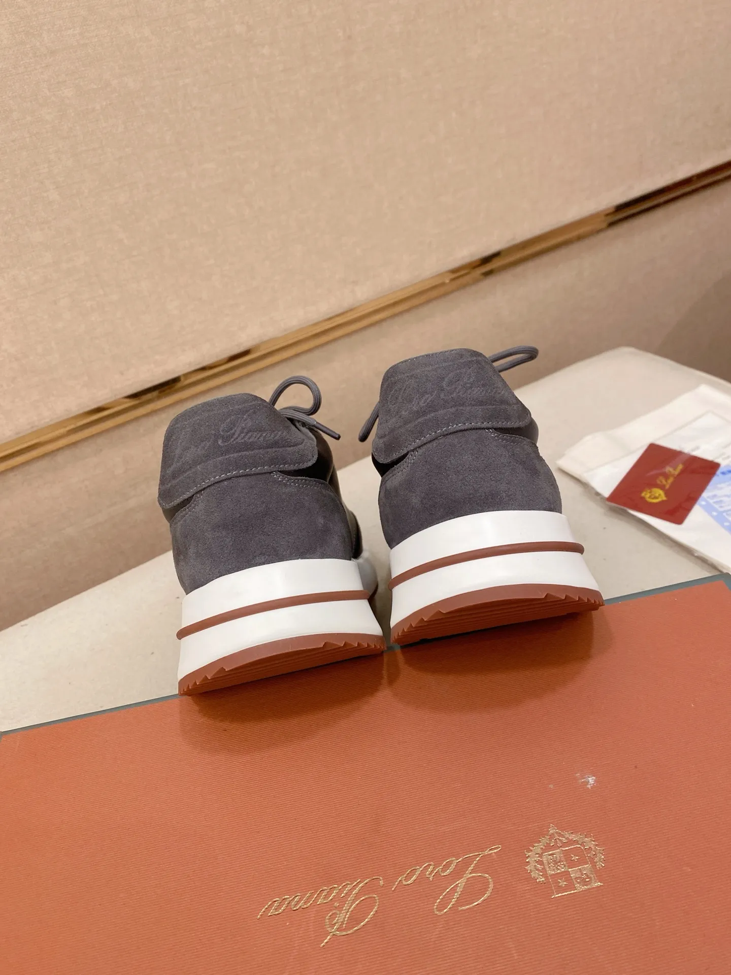 Men's shoes 💰: 462💰🔥𝐥𝐨𝐫𝐨 𝐏𝐢𝐚𝐧𝐚 lp classic loafers, an Italian treasure brand, the only brand that can match Hermès! Only after wearing it do we realize that we can’t live up to our feet. The upper is made of imported first-layer cowhide with breathable fabrics, water-dyed cowhide foot pads, and the official original glass rubber outsole and pendant. Exclusive original packaging (tag ➕ brand paper ➕ outer box ➕ hand bag) code number: 38-44. Can be customized 45-46